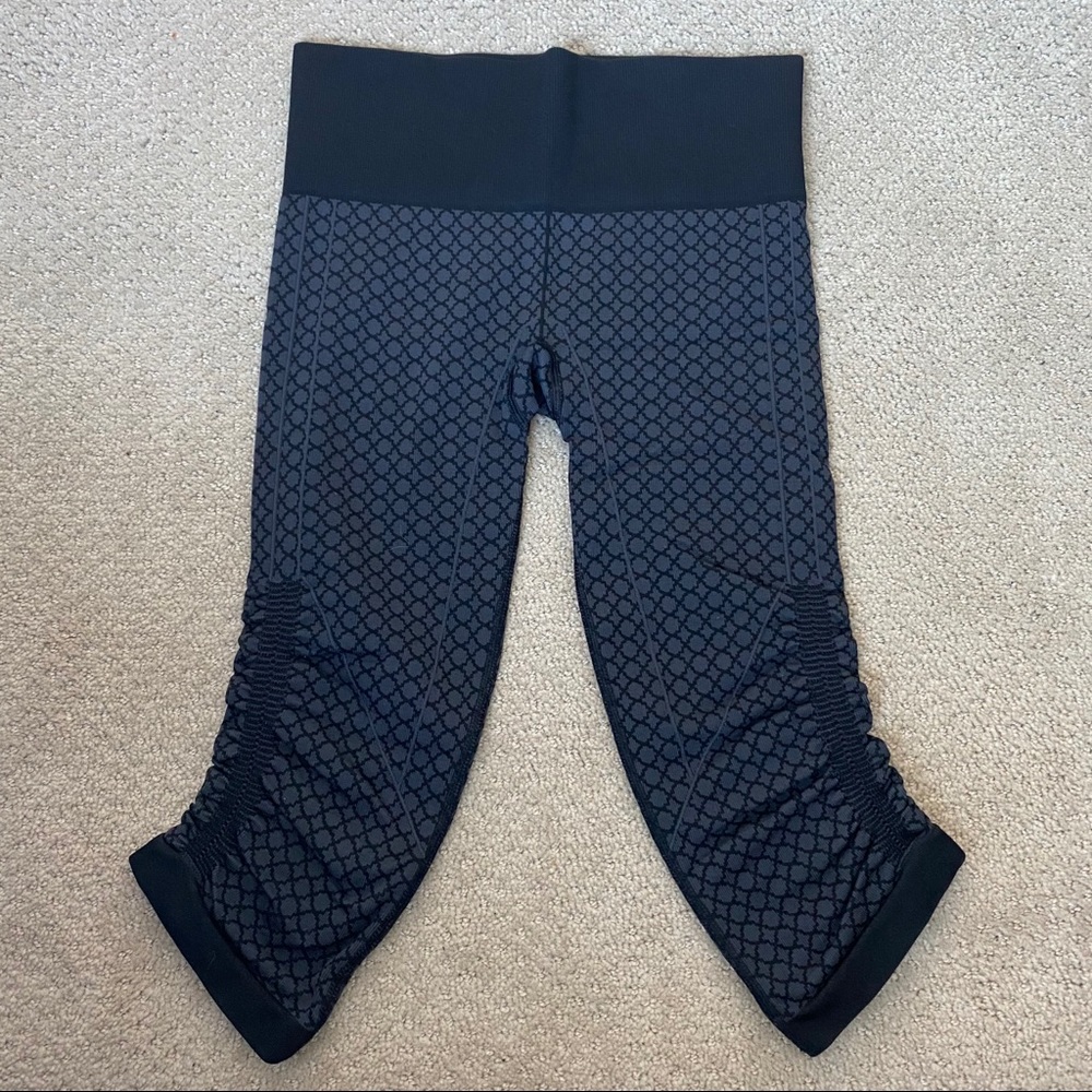 Lululemon Black Grey Capris Workout Leggings 4 Way Stretch Quality size 4 Small